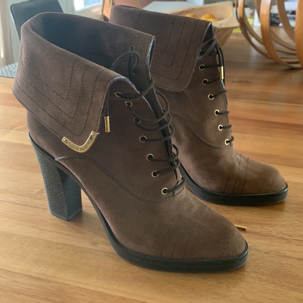 These Louis Vuitton boots are in mint condition!  Only worn once! - Picture 2 of 7